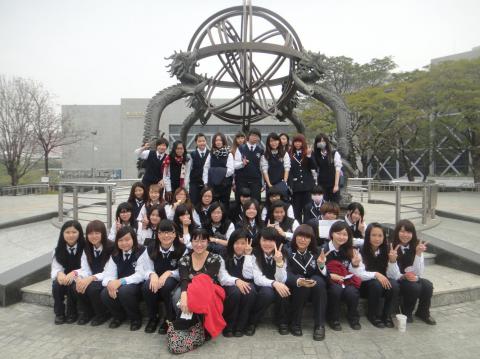 服飾科參觀高雄實踐大學畢業成果展、高雄國立科學工藝博物館1.jpg