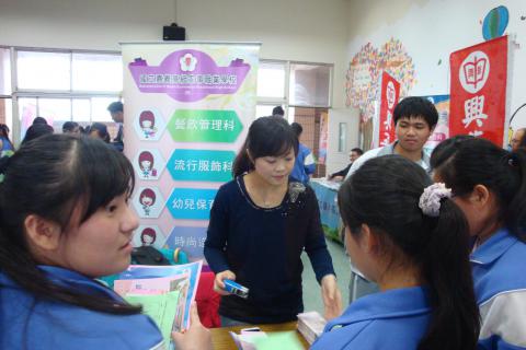 105學年度嘉新國中招生宣導2.jpg
